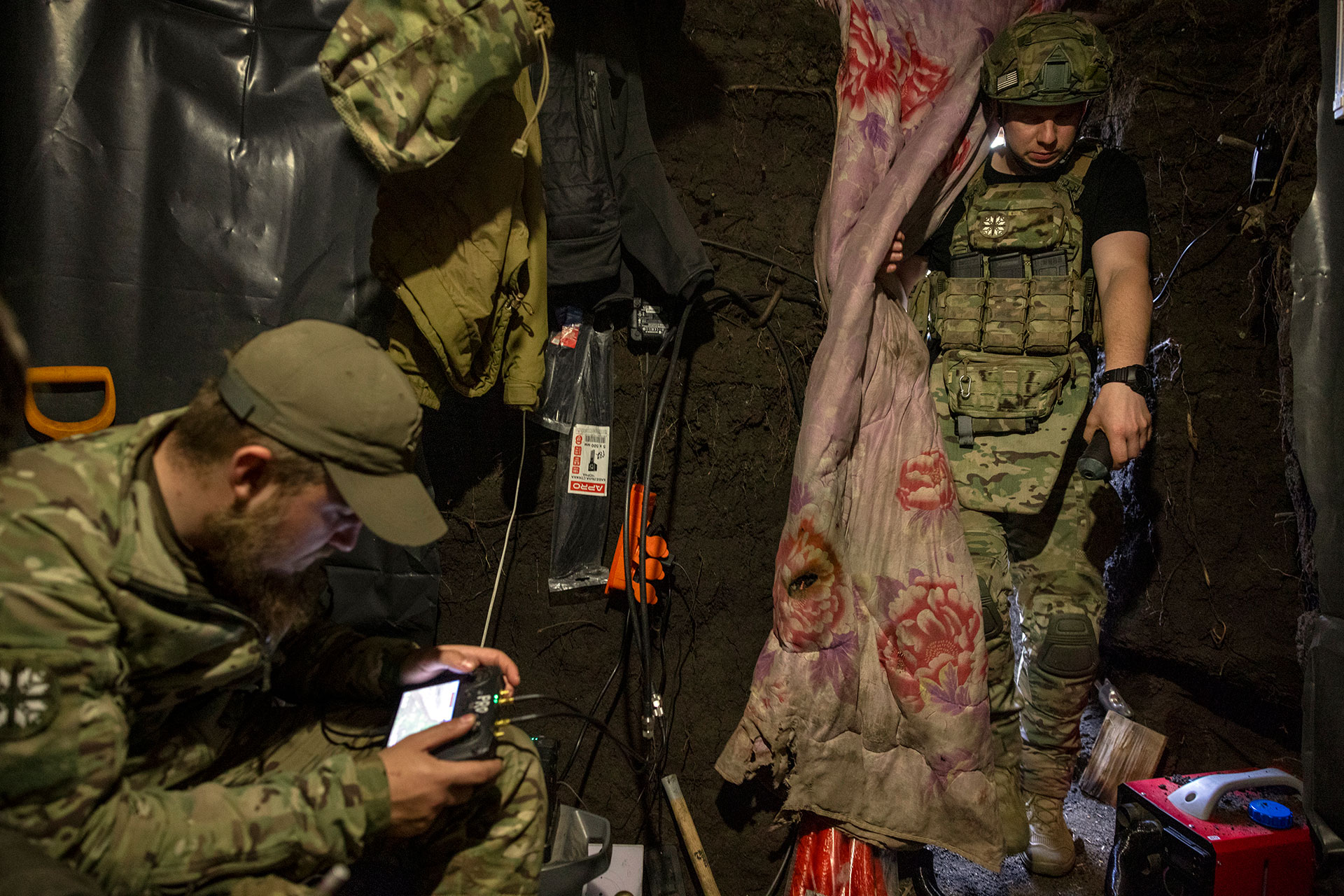Пілот безпілотника Денис керує безпілотником над російськими позиціями з бліндажу біля лінії фронту в Донецькій області. 
